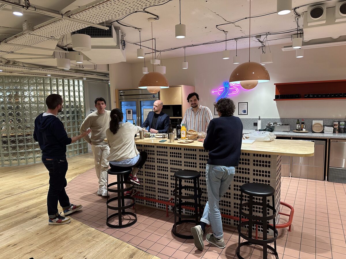 Membres du Partnership Club lors d'un afterwork — Paris 2026